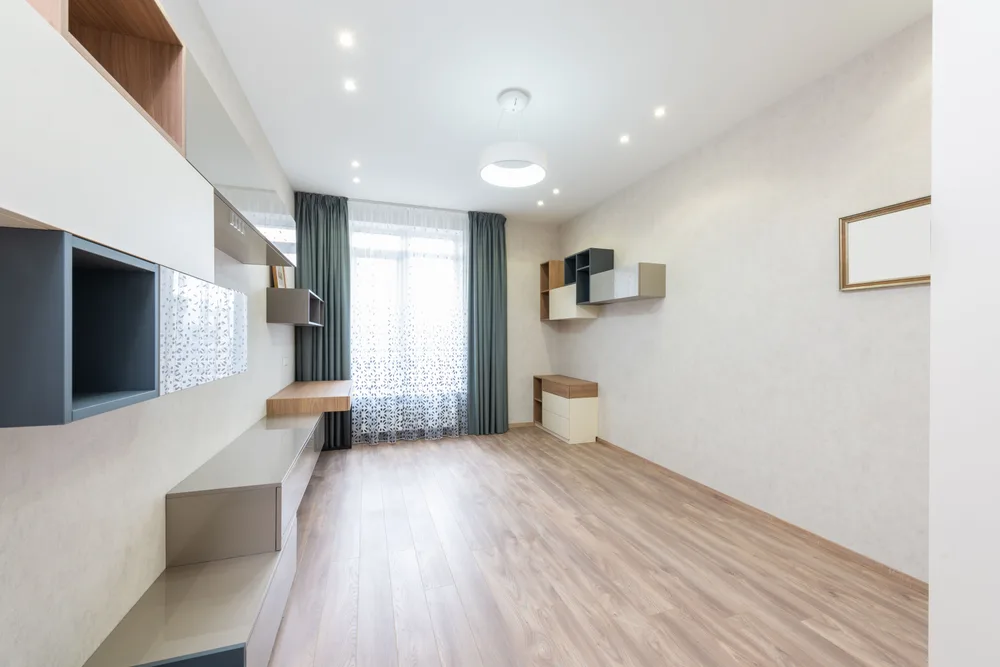 Heller renovierter Wohnraum mit warmem Holzboden