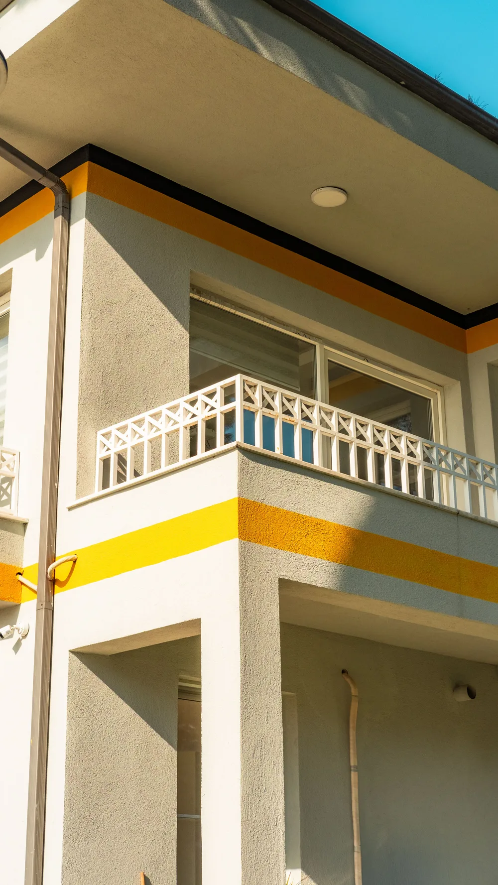 Frisch renovierte Fassade eines Mehrfamilienhauses