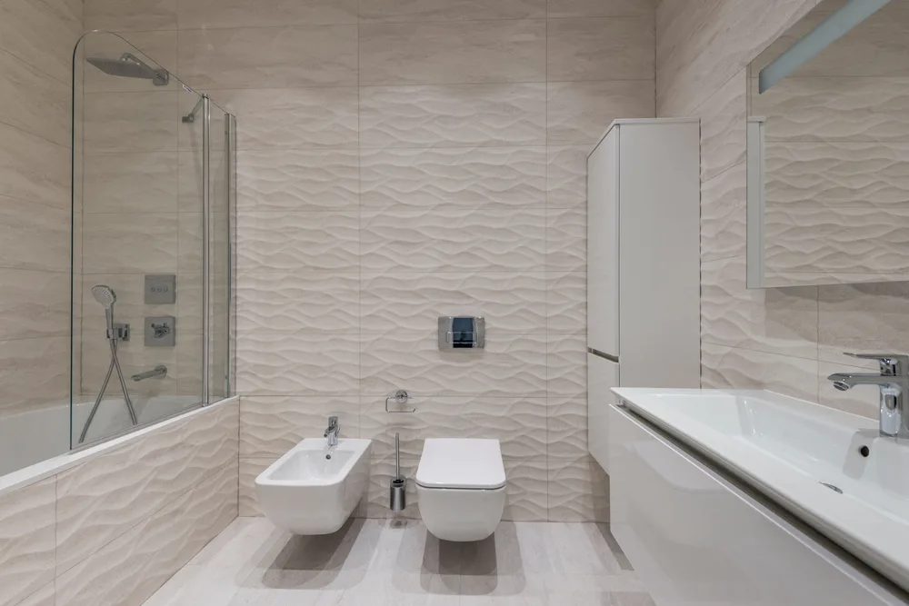 Modernisiertes Badezimmer mit sorgfältig verlegten Fliesen